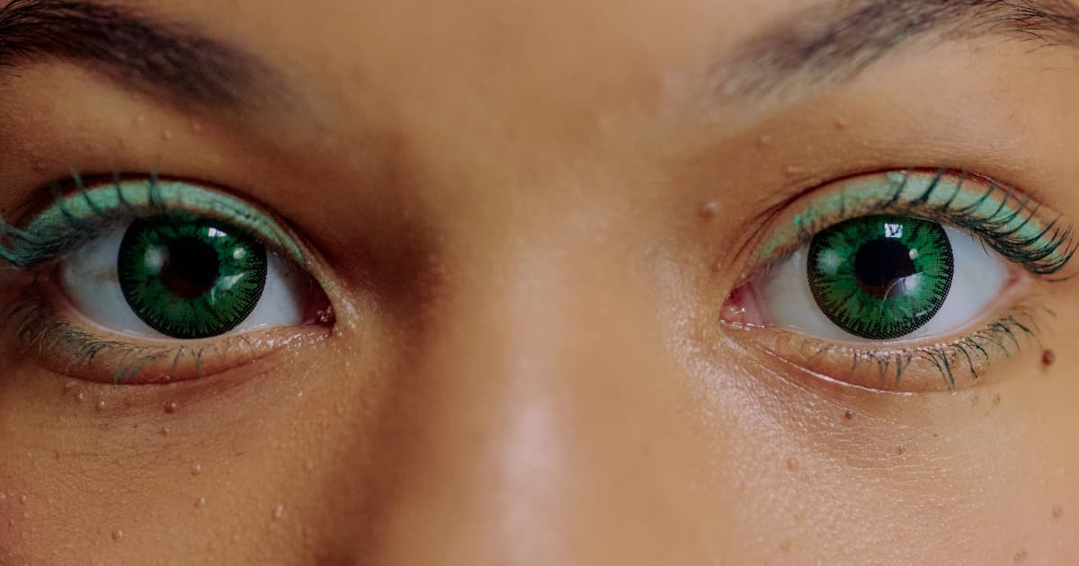 Highlighting Coloured Contact Lenses